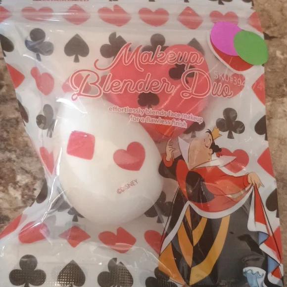 Alice in Wonderland beauty set . New Disney Fan - Picture 4 of 4